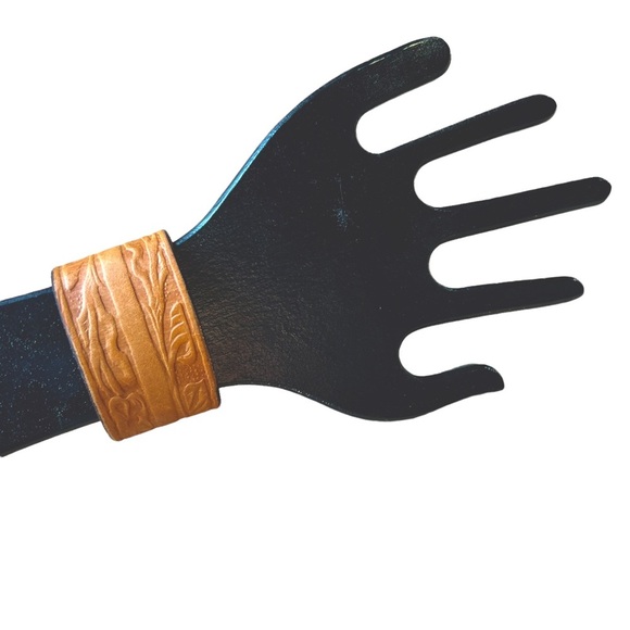 Hand tooled, artisan made tan leather bracelet from recycled vintage 70s - Picture 2 of 11